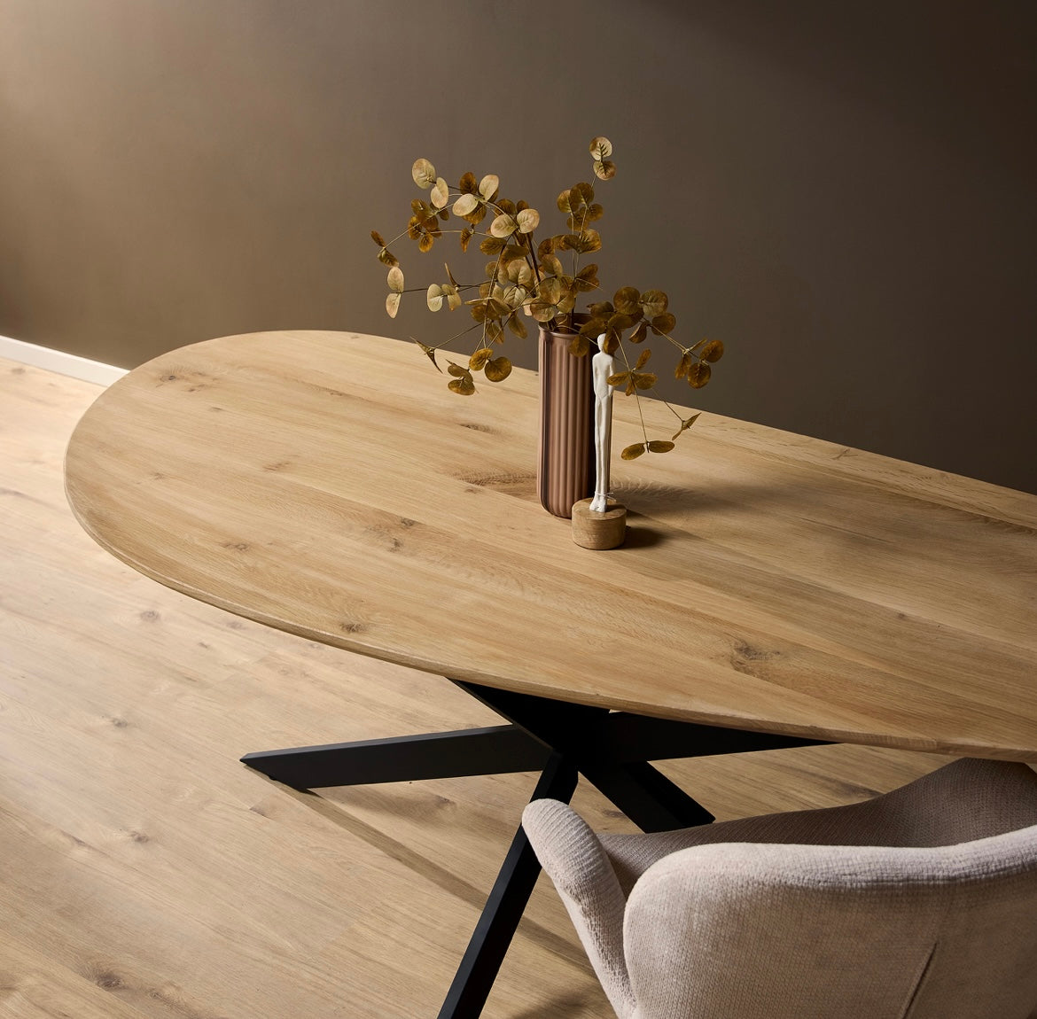 Organische vorm eiken tafel incl. matrix onderstel