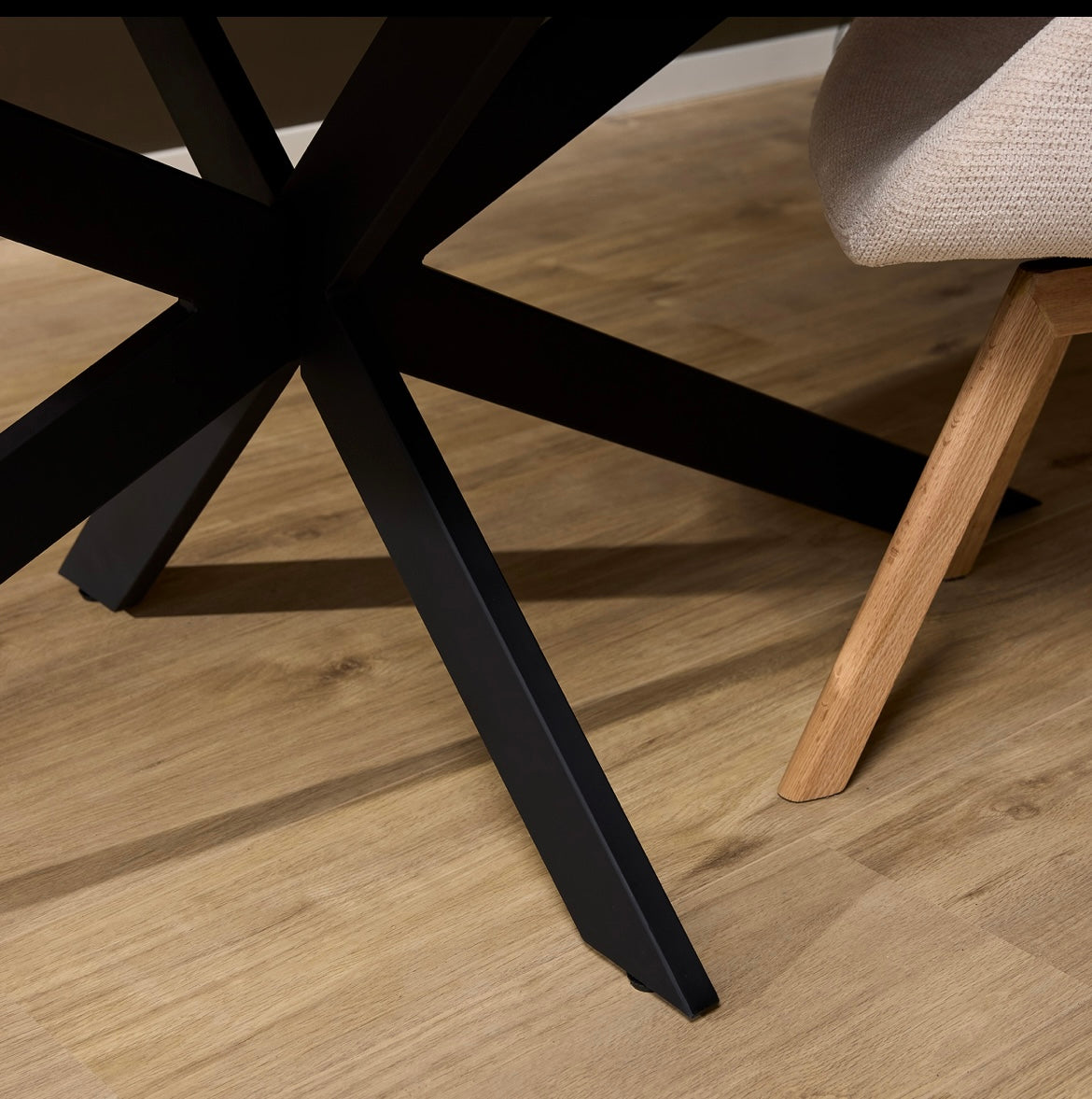 Organische vorm eiken tafel incl. matrix onderstel